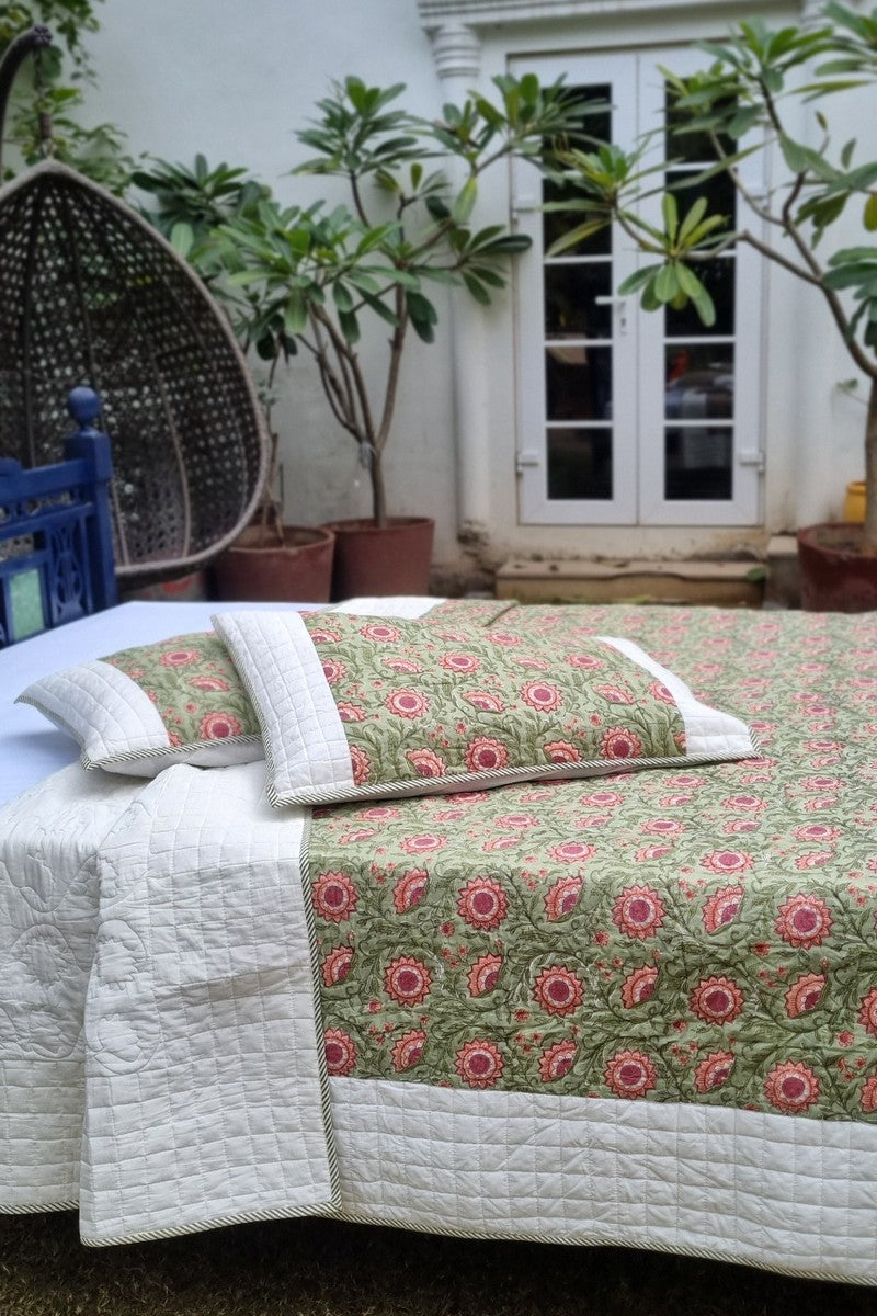 Reversible cotton bedspread with traditional Indian floral jaal design