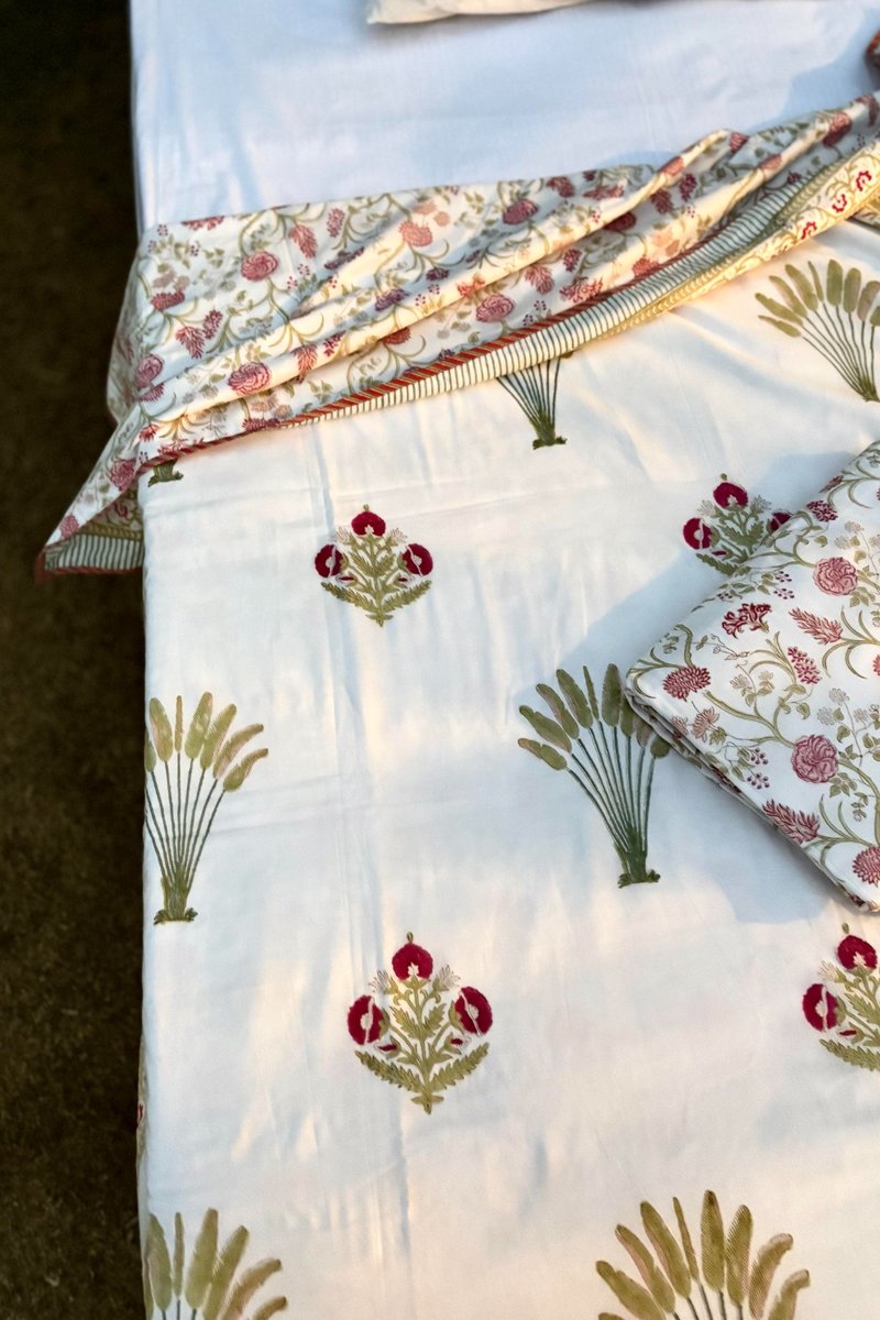 Traditional Jaipur block printed dohar in off-white with Mughal wheat buta and decorative border