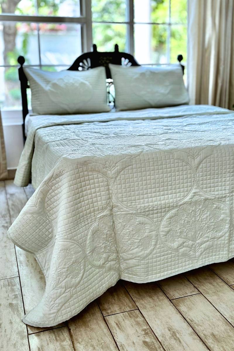 Solid Quilted Bedcover with pillow covers, Luxury Bedcovers 